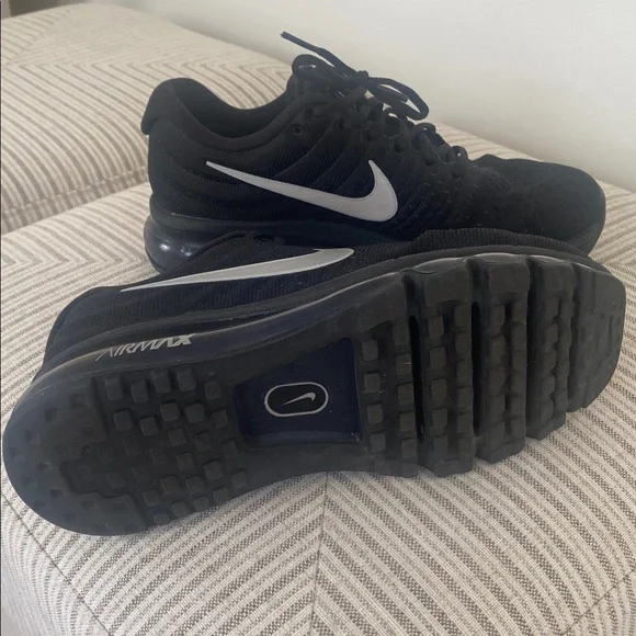 Black Nike sneakers 7.5 - Picture 3 of 4